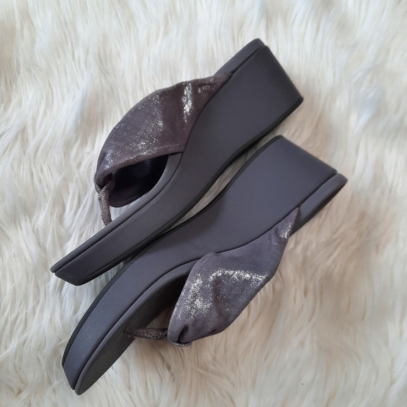 Vionic Arabella Metallic Pewter Wedge Toe Post Sandals 10 - Picture 3 of 9